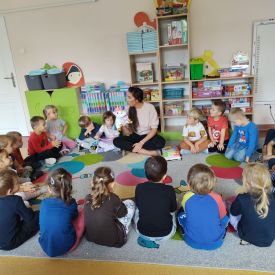 ZAJĘCIA Z NEUROLOGOPEDĄ Z PORADNI PSYCHOLOGICZNO-PEDAGOGICZNEJ  W GRUPIE FIOŁKI