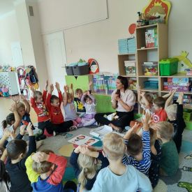 ZAJĘCIA Z NEUROLOGOPEDĄ Z PORADNI PSYCHOLOGICZNO-PEDAGOGICZNEJ  W GRUPIE FIOŁKI