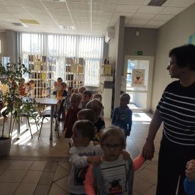 PIERWSZA WIZYTA PRZEDSZKOLAKÓW W BIBLOTECE