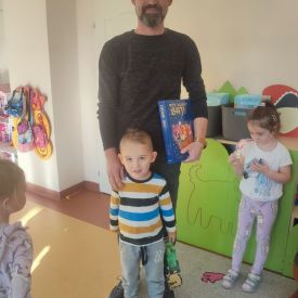"Rodzice czytają przedszkolakom".