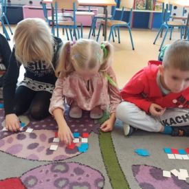Analiza i synteza wyrazów, czytanie globalne oraz segregowanie figur geometrycznych w Bratkach