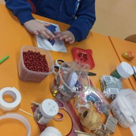 Prace kiermaszowe i ubieranie choinki w grupie Bratki