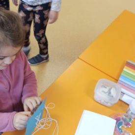 Prace kiermaszowe i ubieranie choinki w grupie Bratki