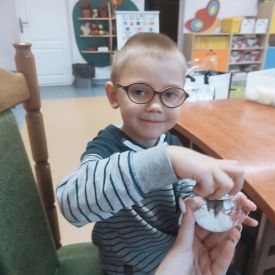 Święta tuż, tuż –malowanie ozdób choinkowych