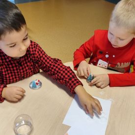 Święta tuż, tuż –malowanie ozdób choinkowych