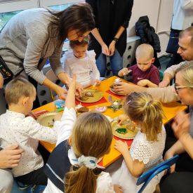 Świąteczne przedstawienie- „Zmartwienie Śnieżynek” 