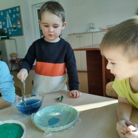 EMOCJE W KOLORACH TĘCZY U FIOŁKÓW