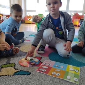 EMOCJE W KOLORACH TĘCZY U FIOŁKÓW