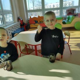EMOCJE W KOLORACH TĘCZY U FIOŁKÓW