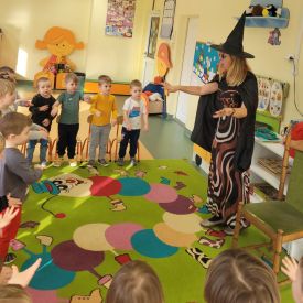 Stokrotki w ,,Krainie Bajek "- spotkanie z Babą Jagą