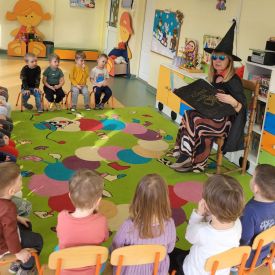 Stokrotki w ,,Krainie Bajek "- spotkanie z Babą Jagą