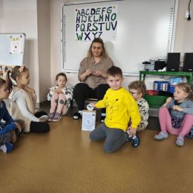 Zajęcia z logopedą w grupie Bratki