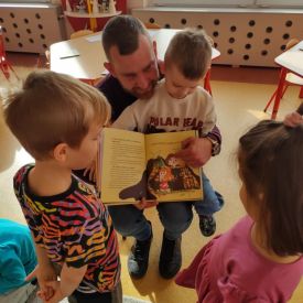 Akcja „Rodzice czytają przedszkolakom”  Tata Tymona w roli lektora!