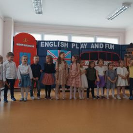 Dwujęzyczna Grupa Bratki zaprezentowała występ dla rodziców i przedszkola w języku angielskim!