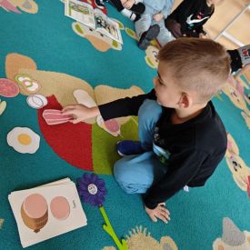 „Skąd się biorą produkty ekologiczne?” to ogólnopolski program edukacyjny dla przedszkoli, opracowany we współpracy z Ministerstwem Rolnictwa i Rozwoju Wsi. 11 marca 2025 r. w grupach "Bratki"„Tulipany”, "Niezapominajki " i "Różyczki" odbyły się zajęcia realizowane w ramach tego programu. Okres przedszkolny to kluczowy etap w kształtowaniu postaw, które mają wpływ na zdrowie zarówno teraz, jak i w przyszłości. Dlatego tak ważne jest, aby już od najmłodszych lat edukować dzieci w zakresie prawidłowego odżywi