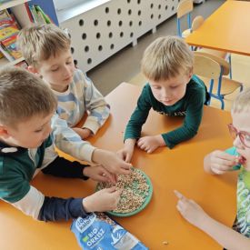„Skąd się biorą produkty ekologiczne?” to ogólnopolski program edukacyjny dla przedszkoli, opracowany we współpracy z Ministerstwem Rolnictwa i Rozwoju Wsi. 11 marca 2025 r. w grupach "Bratki"„Tulipany”, "Niezapominajki " i "Różyczki" odbyły się zajęcia realizowane w ramach tego programu. Okres przedszkolny to kluczowy etap w kształtowaniu postaw, które mają wpływ na zdrowie zarówno teraz, jak i w przyszłości. Dlatego tak ważne jest, aby już od najmłodszych lat edukować dzieci w zakresie prawidłowego odżywi