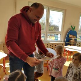 Magia książek w naszym przedszkolu wspólne czytanie z rodzicami.