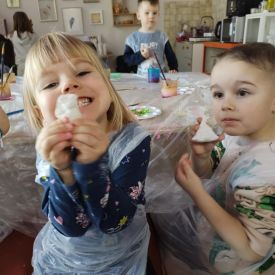Warsztaty malowania figurek gipsowych w pracowni Ósemka