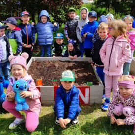  🍓🥕 Przedszkolaki zakładają owocowo-warzywne ogródki! 🌿