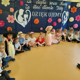Mama i tata to świat nasz cały, ciepły, bezpieczny, barwny, wspaniały- akademia w gr. Stokrotki