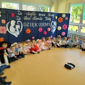 Mama i tata to świat nasz cały, ciepły, bezpieczny, barwny, wspaniały- akademia w gr. Stokrotki