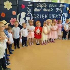 Mama i tata to świat nasz cały, ciepły, bezpieczny, barwny, wspaniały- akademia w gr. Stokrotki