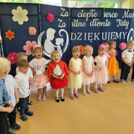 Mama i tata to świat nasz cały, ciepły, bezpieczny, barwny, wspaniały- akademia w gr. Stokrotki