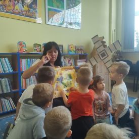 WIZYTA FIOŁKÓW W BIBLIOTECE
