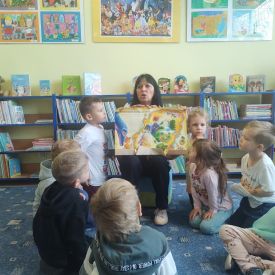WIZYTA FIOŁKÓW W BIBLIOTECE