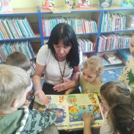 WIZYTA FIOŁKÓW W BIBLIOTECE