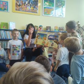 WIZYTA FIOŁKÓW W BIBLIOTECE