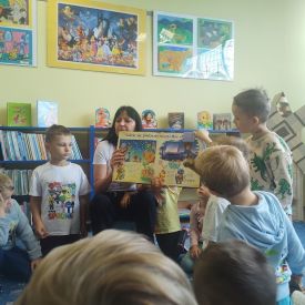 WIZYTA FIOŁKÓW W BIBLIOTECE