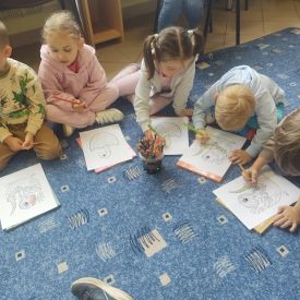 WIZYTA FIOŁKÓW W BIBLIOTECE