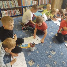 WIZYTA FIOŁKÓW W BIBLIOTECE