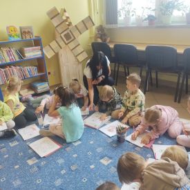 WIZYTA FIOŁKÓW W BIBLIOTECE