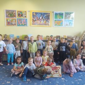 WIZYTA FIOŁKÓW W BIBLIOTECE