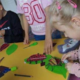 Zabawy ruchowe i plastyczne w grupie Bratki
