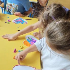 Zabawy ruchowe i plastyczne w grupie Bratki