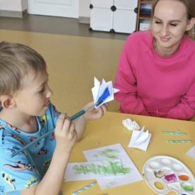 Zabawy ruchowe i plastyczne w grupie Bratki
