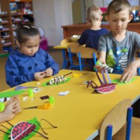Zabawy ruchowe i plastyczne w grupie Bratki