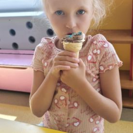 Tańce lody i piknik na zakończenie przedszkola w grupe Bratki