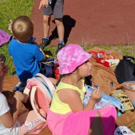 Tańce lody i piknik na zakończenie przedszkola w grupe Bratki