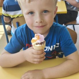 Tańce lody i piknik na zakończenie przedszkola w grupe Bratki