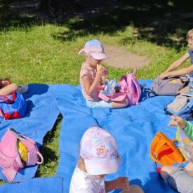 Tańce lody i piknik na zakończenie przedszkola w grupe Bratki