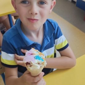 Tańce lody i piknik na zakończenie przedszkola w grupe Bratki