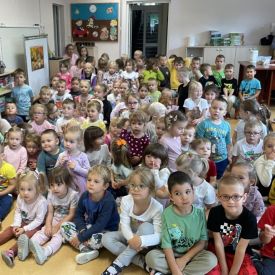 Teatrzyk  „O babci, Krasnalu i kolorowych kulkach”.