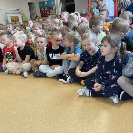 Teatrzyk  „O babci, Krasnalu i kolorowych kulkach”.