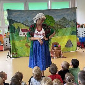 Teatrzyk  „O babci, Krasnalu i kolorowych kulkach”.