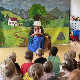 Teatrzyk  „O babci, Krasnalu i kolorowych kulkach”.