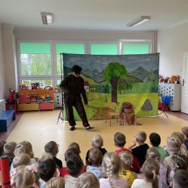 Teatrzyk  „O babci, Krasnalu i kolorowych kulkach”.